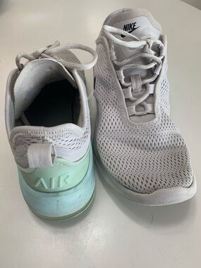 Nike Air Max Motion 2 Performance Running Shoes White and Pistachio Frost Sz8.5